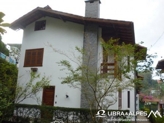 Excelente casa em condomínio, semi mobiliada, 2 quartos, varanda e garagem.