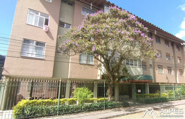 Amplo apartamento de 2 quartos, com dependência revertida, com uma vaga de garagem.