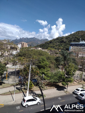 Excelente apartamento no centro da cidade, 03 quartos (1 suíte), ampla sala, área de serviço, dependência completa, e elevador.