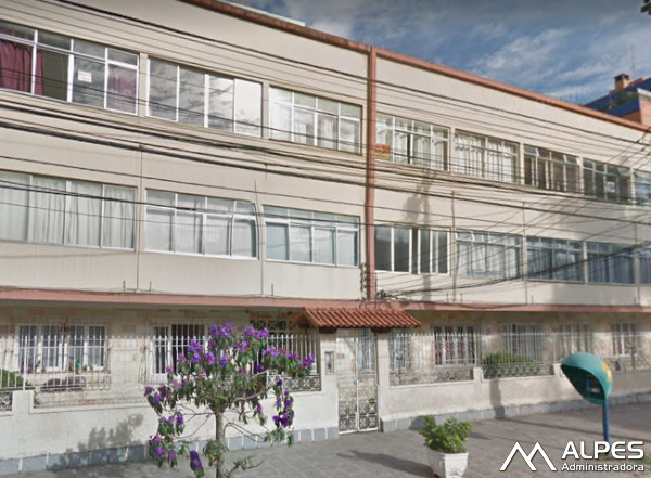 Conjugado próximo ao centro, térreo, junto ao comércio.