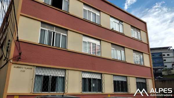 Conjugado próximo a faculdade, localizado na avenida principal e próximo ao ponto de ônibus.