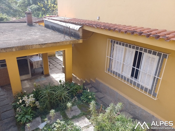 Casa fora condomínio, estilo vila, 2 quartos, quintal, espaço gourmet e garagem.