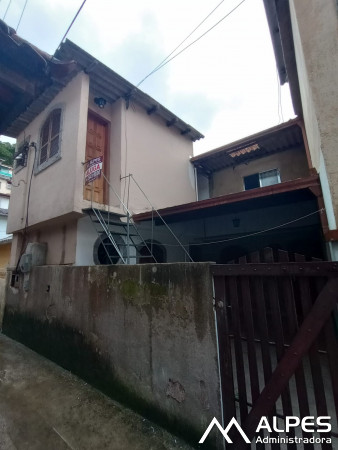 Excelente casa em vila com 2 quartos, localizada no Bairro do São Pedro