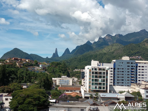 Amplo quarto e sala, próximo ao comércio, com dependência, prédio com elevador e garagem.