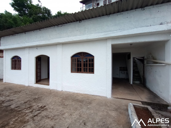 Casa na Vila Muqui, de quarto e sala ampla, arejada, com quintal, próximo ao centro.