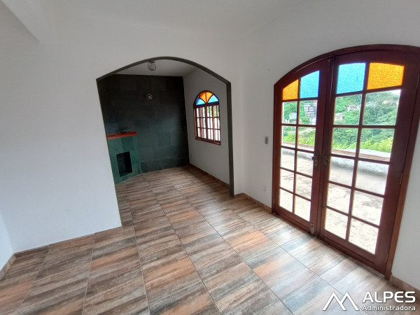 Casa na Vila Muqui, de quarto e sala ampla, arejada, com quintal, próximo ao centro.