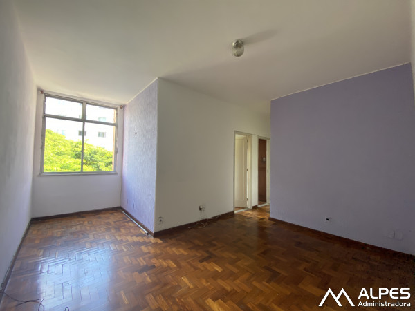 Apartamento de 2 quartos, com armários boa localização, junto ao comércio e bancos.