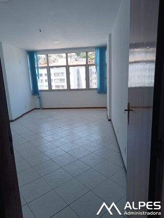 Ampla sala comercial no centro da cidade, prédio com elevador
