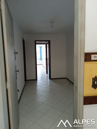 Ampla sala comercial no centro da cidade, prédio com elevador
