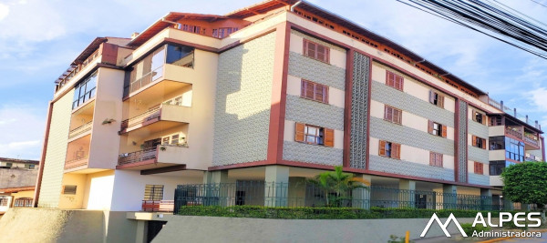 Amplo apartamento de 2 quartos, junto ao comércio, varanda fechada, elevador e garagem.