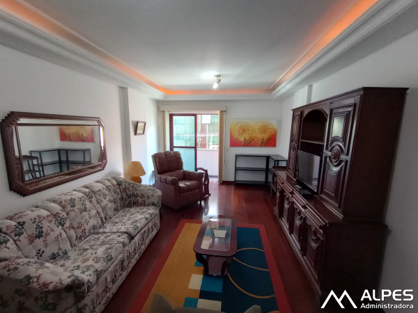 Excelente apartamento de 2 quartos com dependência, mobiliado, no centro da cidade, rua tranquila.