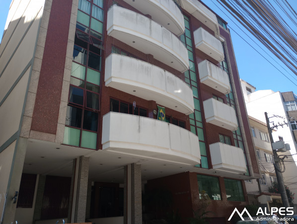 Excelente apartamento de 2 quartos com dependência, mobiliado, no centro da cidade, rua tranquila.