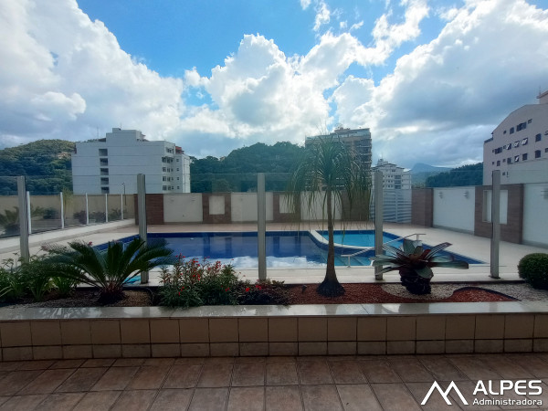 Excelente apartamento de quarto e sala, amplo, junto ao comércio, prédio com lazer e garagem.