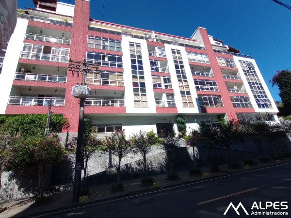 Amplo apartamento de 3 quartos, ensolarado, próximo ao centro, prédio com elevador e garagem.
