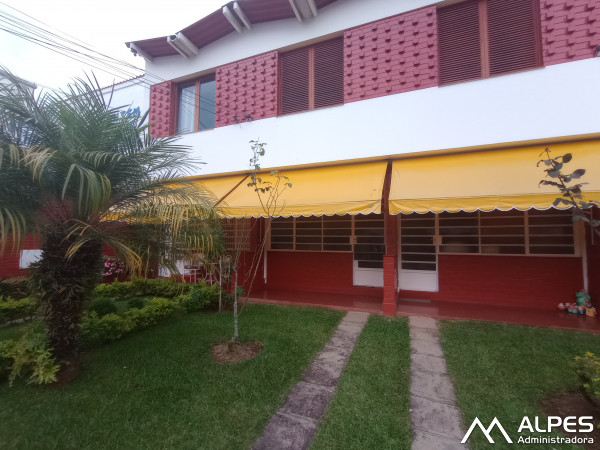 Excelente Casa em condomínio, área nobre, com 2 quartos, próximo a comércio e bancos.