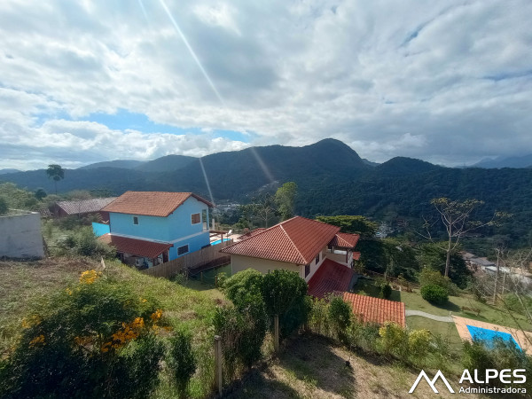Casa de 3 quartos, linda vista, com terreno e área de lazer, em excelente condomínio com toda infraestrutura.