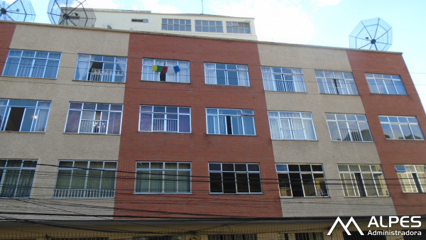 Conjugado no centro da cidade, em excelente localização, junto ao comércio e bancos.