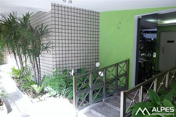 Apartamento de quarto e sala amplo, no Centro, junto ao comércio, com elevador.