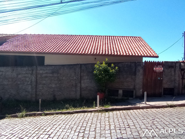Casa na Vila Muqui, de quarto e sala ampla, arejada, com quintal, próximo ao centro.