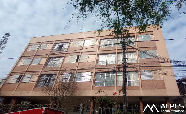 Apartamento 2 quartos em boa localização, junto a feirinha, com uma vaga de garagem.