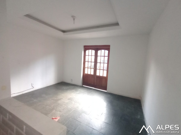 Excelente Sala Comercial (sobrado), junto ao comércio e bancos.