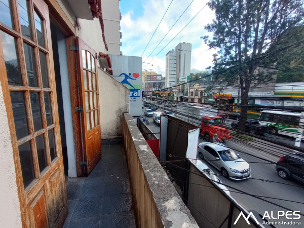 Excelente Sala Comercial (sobrado), junto ao comércio e bancos.