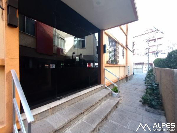 Conjugado dividido em quarto e sala, mobiliado, ensolarado, próximo ao hospital São José.