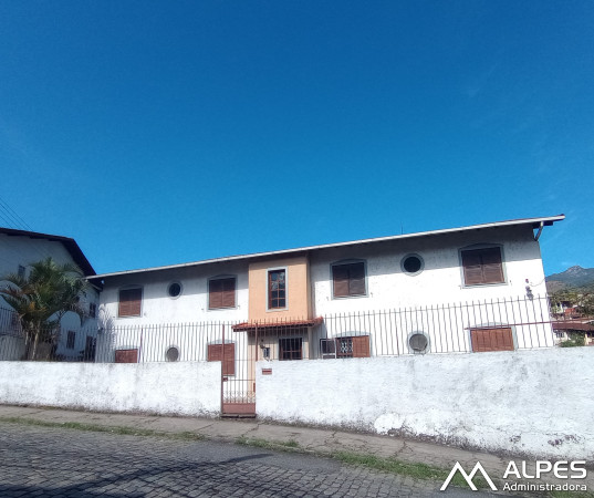 Amplo apartamento de 2 quartos, escritório podendo ser 3º quarto, varanda fechada e garagem.