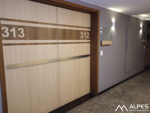 Ampla sala comercial na reta, prédio com elevador