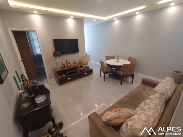 Apartamento no Alto reformado, mobiliado, quarto e sala amplo, próximo ao comércio e a feirinha.