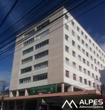 Apartamento de 2 quartos, boa localização, mobiliado, junto ao comércio, com elevador e garagem.