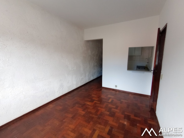 Apartamento de quarto e sala, em excelente localização, junto ao comércio, prédio com elevador.