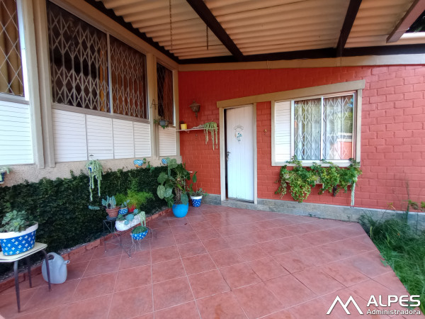 Casa de 2 quartos, mobiliada, ampla varanda, lugar tranquilo, condomínio com lazer e estacionamento.