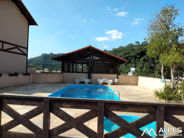 Casa em condomínio de 2 quartos com armários, varanda, condomínio com lazer e estacionamento.