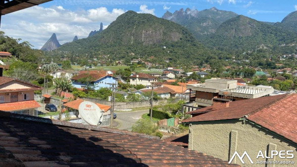 Casa em condomínio, 3 quartos, vista livre, com lazer e estacionamento.