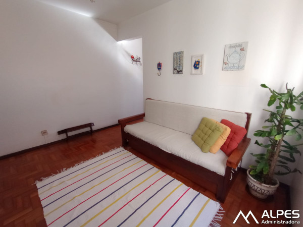 Apartamento ensolarado, quarto e sala, mobiliado, boa localização, próximo a avenida principal.