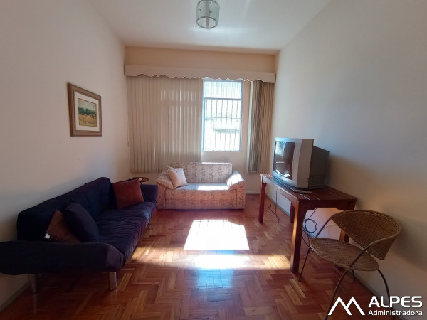 Apartamento de 2 quartos, boa localização, mobiliado, junto ao comércio, com elevador e garagem.