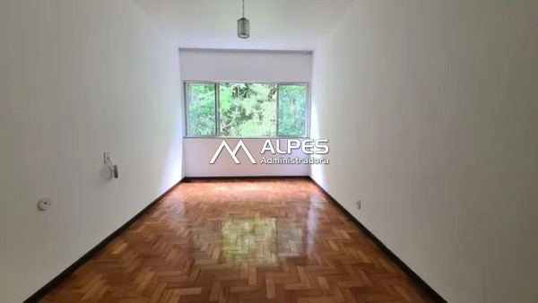 Apartamento próximo ao centro, 2 quartos com dependência, vista livre e com área externa.