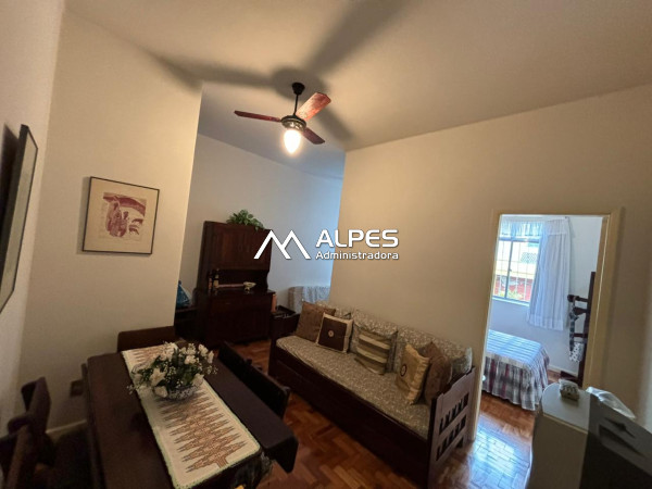 Lindo apartamento de quarto e sala, com jardim de inverno, todo mobiliado, próximo a feirinha e a faculdade.