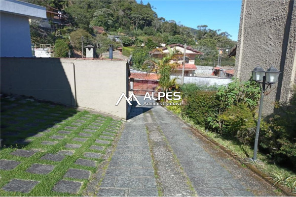 Casa em condomínio, 3 quartos, vista livre, com lazer e estacionamento.