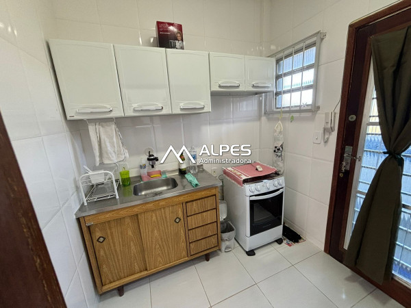 Excelente quarto e sala, mobiliado, próximo a feirinha e a  Estrada Teresópolis-Rio, condominio com ampla estrutura de lazer e portaria 24 hs.