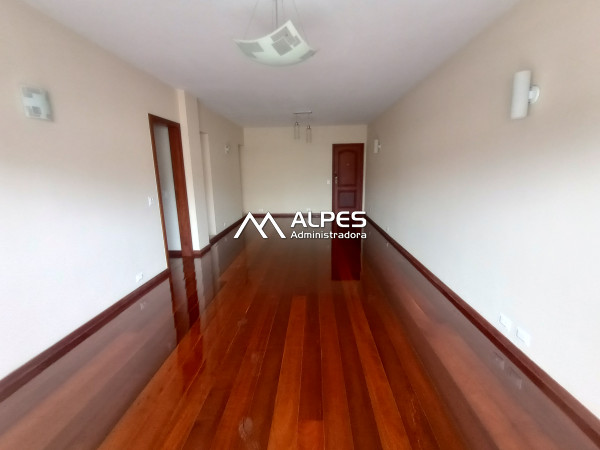 Amplo apartamento no centro, 3 quartos com dependência, próximo a todo o comércio e bancos.