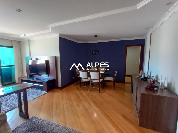 Excelente apartamento em bairro nobre, mobiliado, 3 quartos, varanda, condomínio com lazer e portaria.