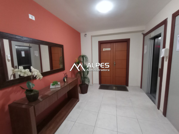 Excelente apartamento de quarto e sala, próximo ao centro, prédio novo, com lazer, elevador e garagem.