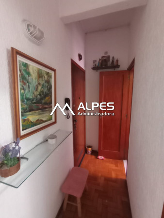 Excelente quarto e sala reformado e mobiliado no centro da cidade