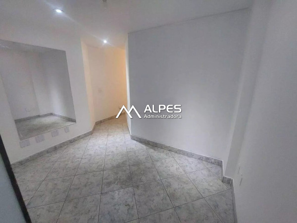 Excelente sala comercial no Centro, junto a todo comércio, com 2 elevadores e portaria.