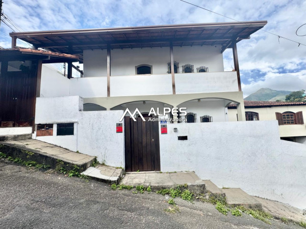 Excelente casa linear de 3 quartos, quintal e garagem, no melhor lugar da Tijuca, perto do comércio e escolas.