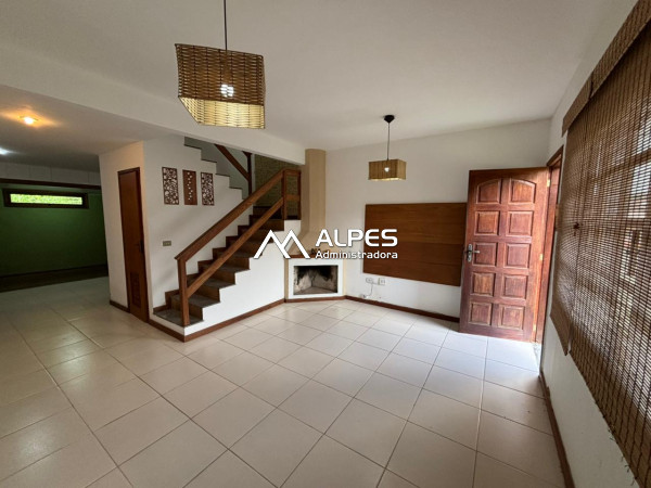 Casa em condomínio, 3 quartos, vista livre, com lazer e estacionamento.