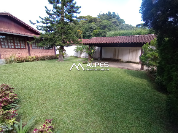 Excelente casa em um dos melhores condomínios do bairro Comary, área de lazer com estrutura de clube.