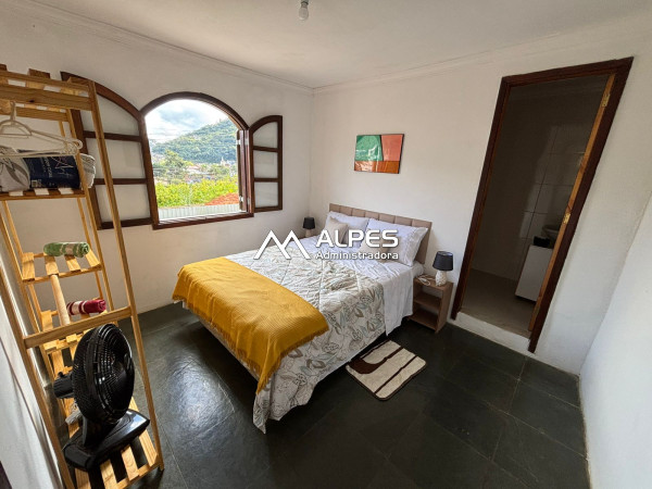 Excelente casa de 2 quartos, reformada, mobiliada, com quital e linda vista da cidade.